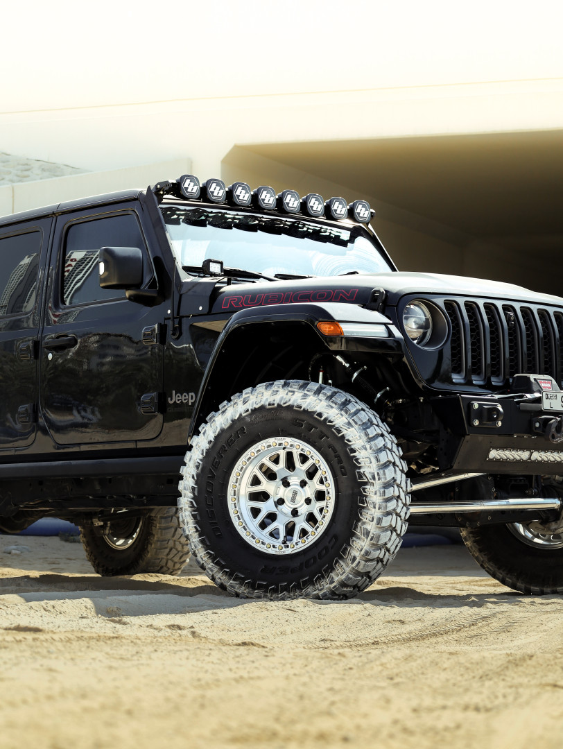 2025 JEEP GLADIATOR fitted with Dakar Forged GRIDLOCK Gloss Black Wheel