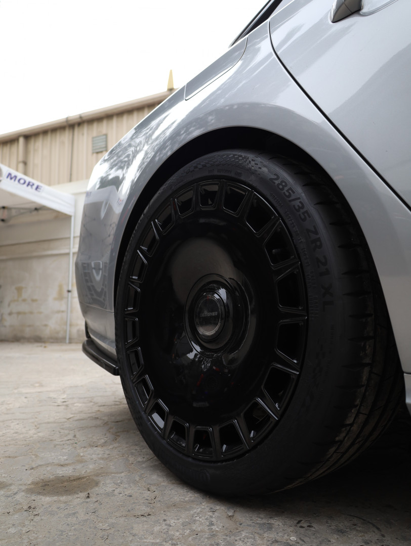 2016 AUDI S8 fitted with Designer LX-06 Brushed Silver Wheel