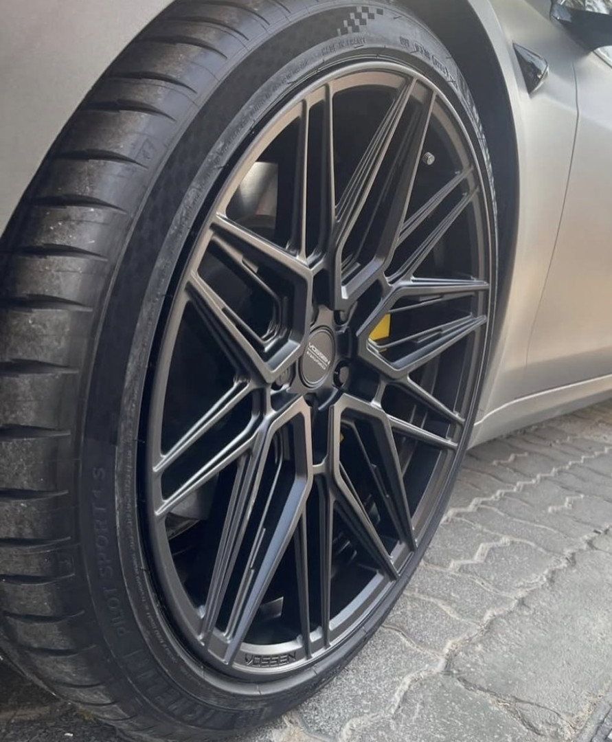 2023 TESLA MODEL S gallery image 2