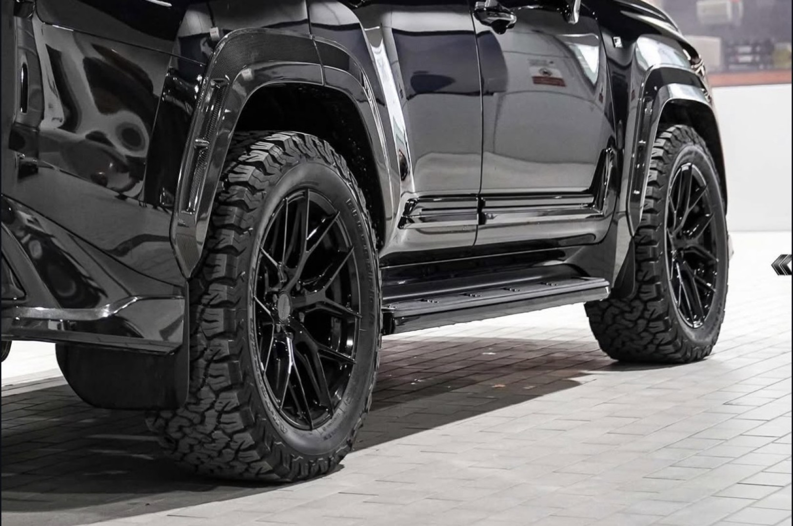 2023 LEXUS LX600 fitted with Vossen HF6-4 Custom Finish Wheel