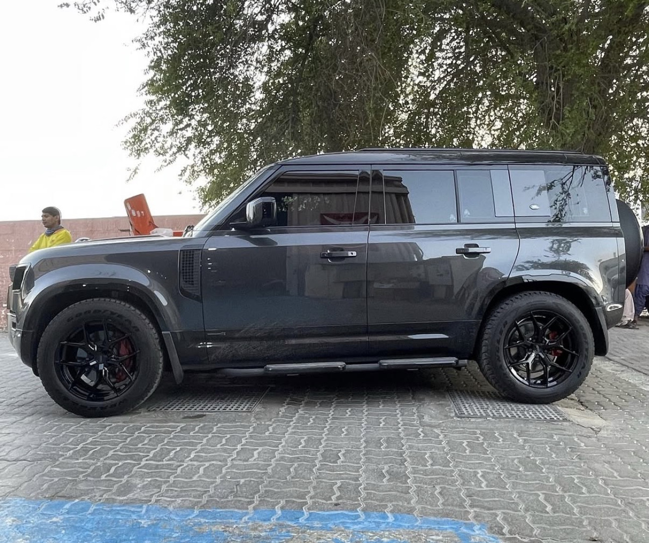 2024 LAND ROVER DEFENDER fitted with Vossen HF-5 Matte Gunmetal Wheel