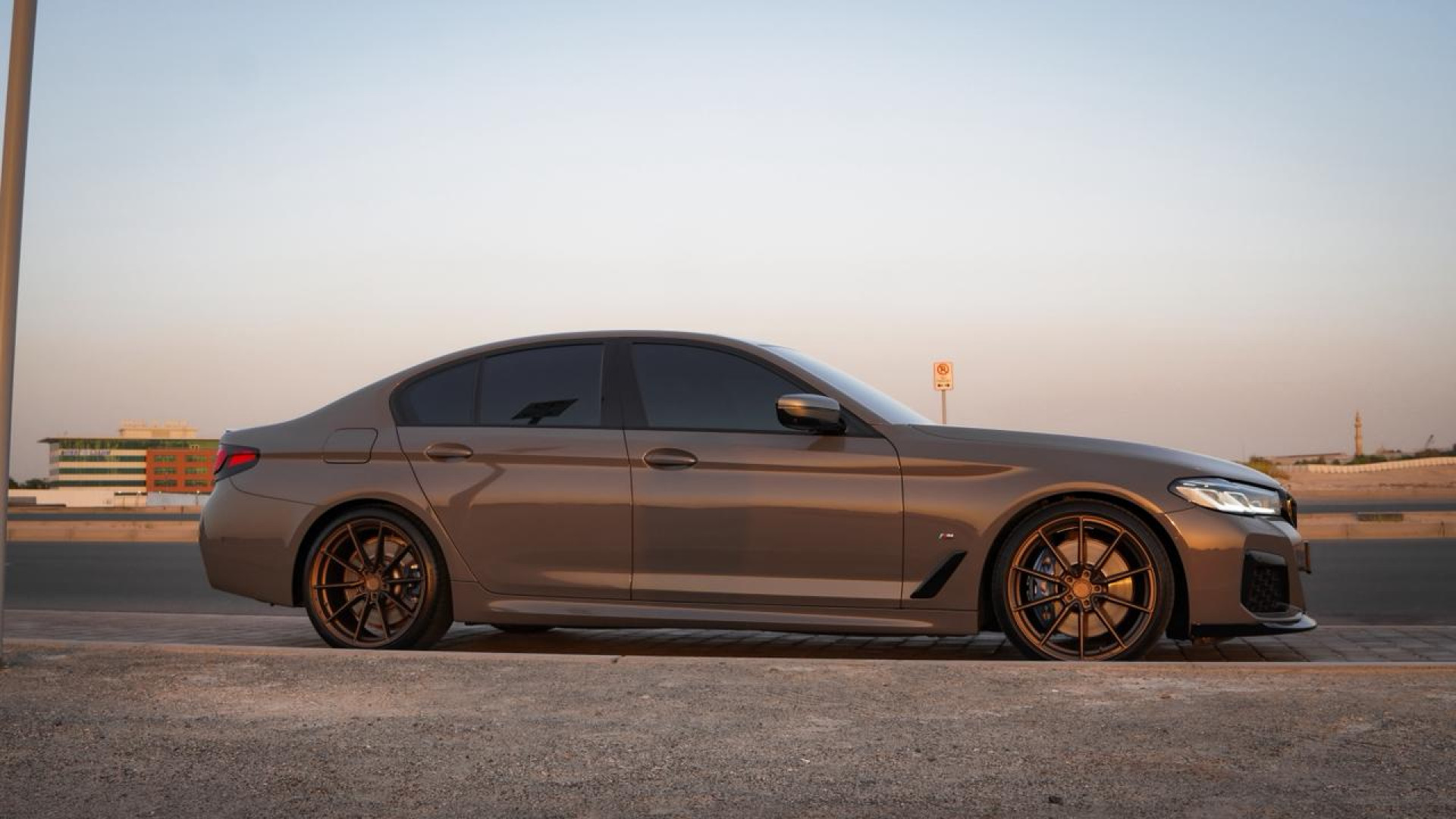 2022 BMW 5 SERIES gallery image 3