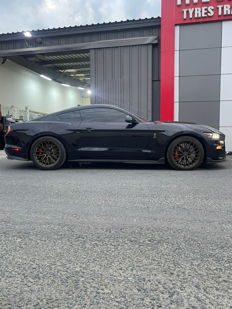 2023 FORD SHELBY fitted with Savini SV-F2 Gloss Graphite Wheel