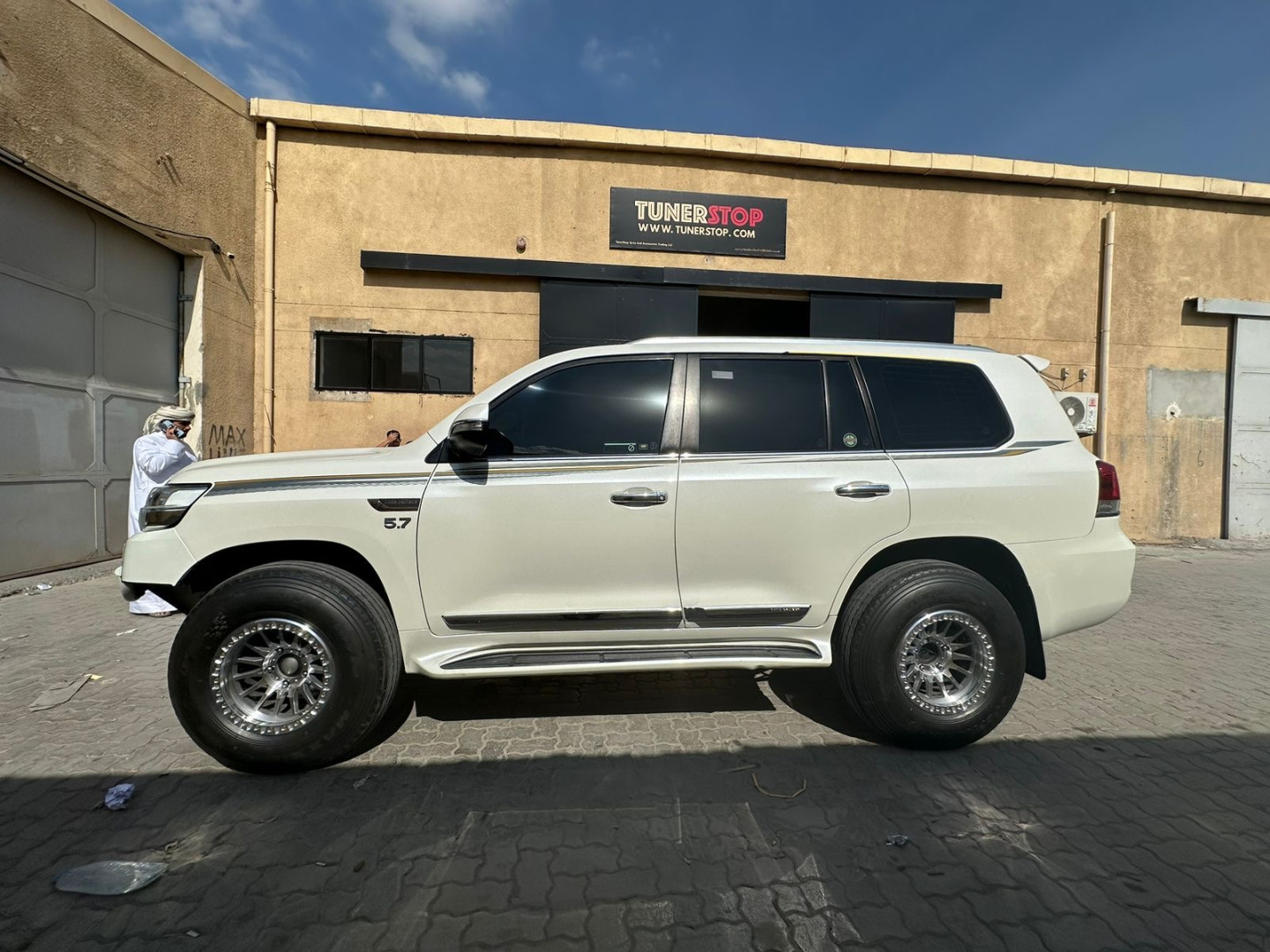 2023 TOYOTA LAND CRUISER 200 fitted with Relations Race Wheels RR7-H MACHINE FACE Wheel