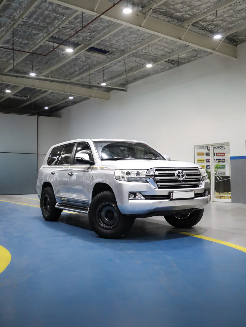 2014 TOYOTA LAND CRUISER 200 fitted with Relations Race Wheels RG3-H Forged GLOSS GUNMETAL Wheel