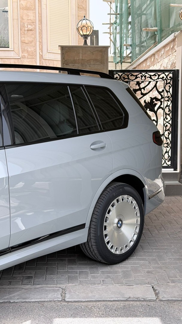2024 BMW X7 gallery image 2