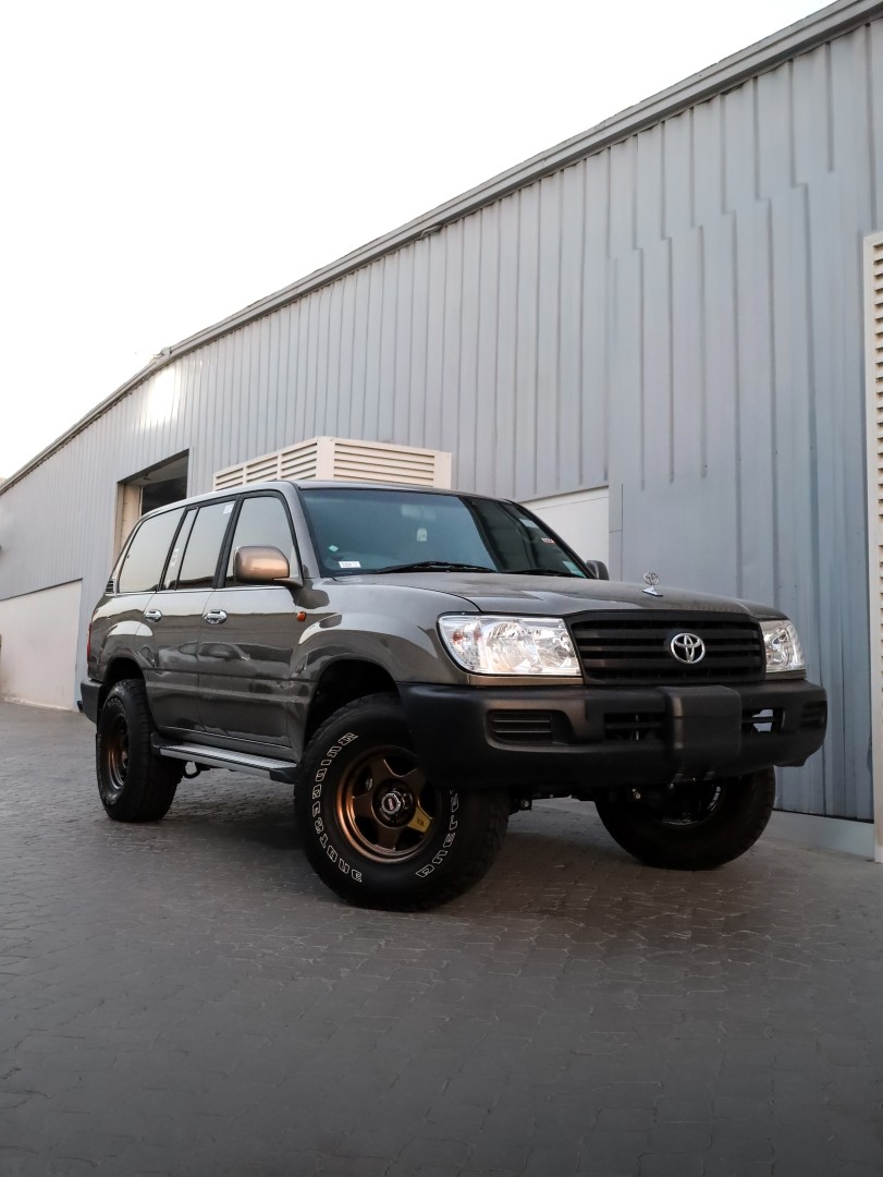 2005 TOYOTA LAND CRUISER 100 fitted with Stealth Custom Series F5 Matte Gunmetal Wheel