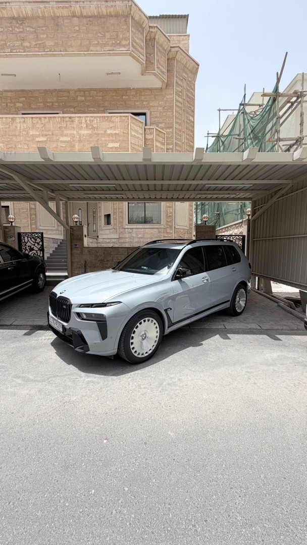 2024 BMW X7 fitted with Designer LX-06 Brushed Silver Wheel