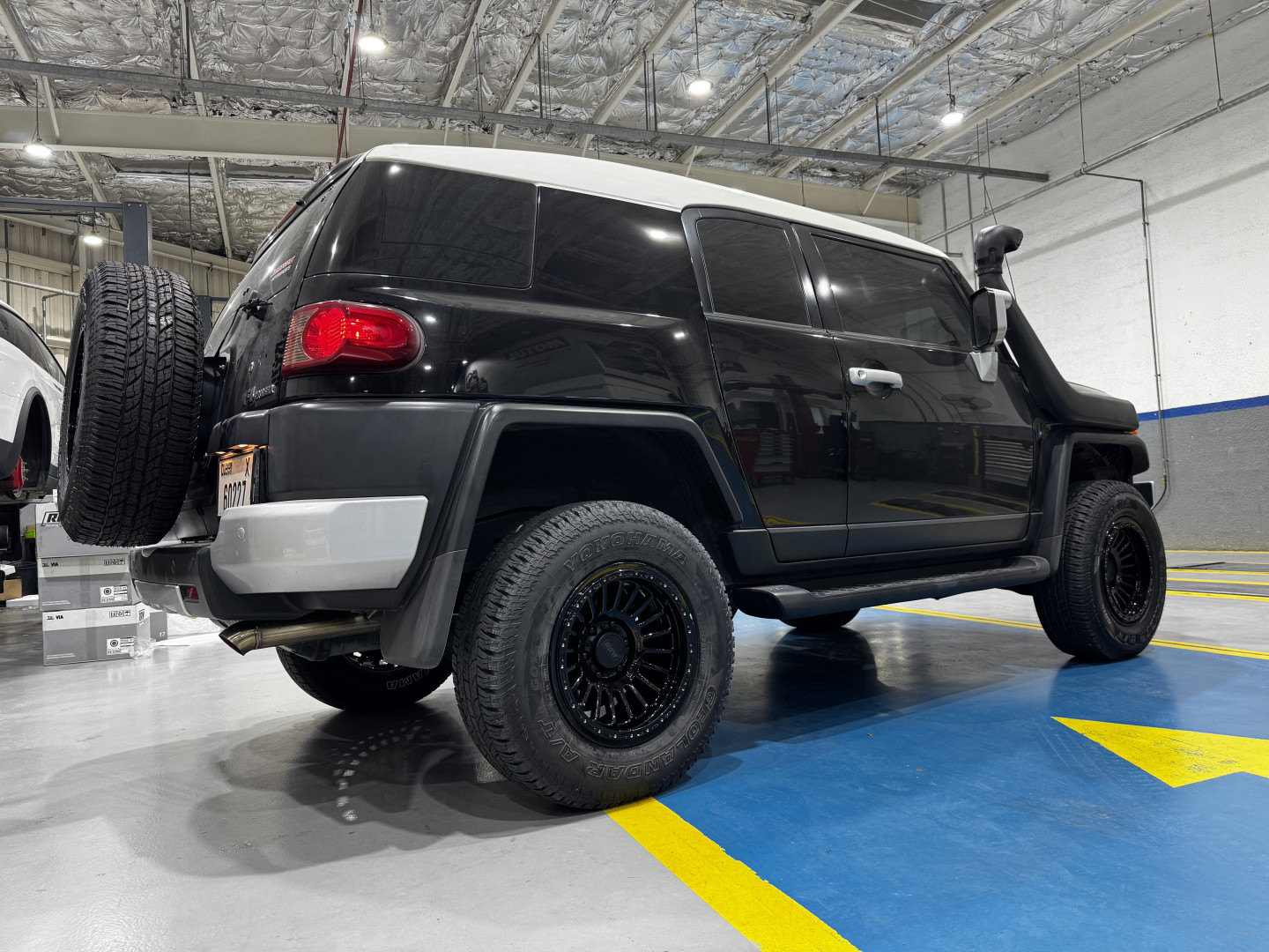 2018 TOYOTA FJ CRUISER fitted with Relations Race Wheels RG6-H Forged Gloss Black Wheel