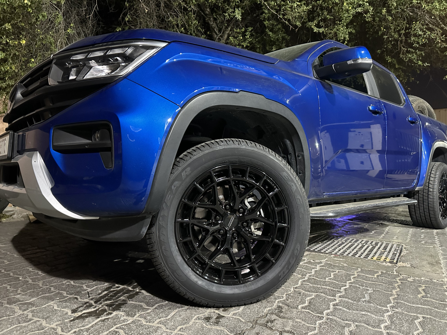 2023 VOLKSWAGEN AMAROK gallery image 2