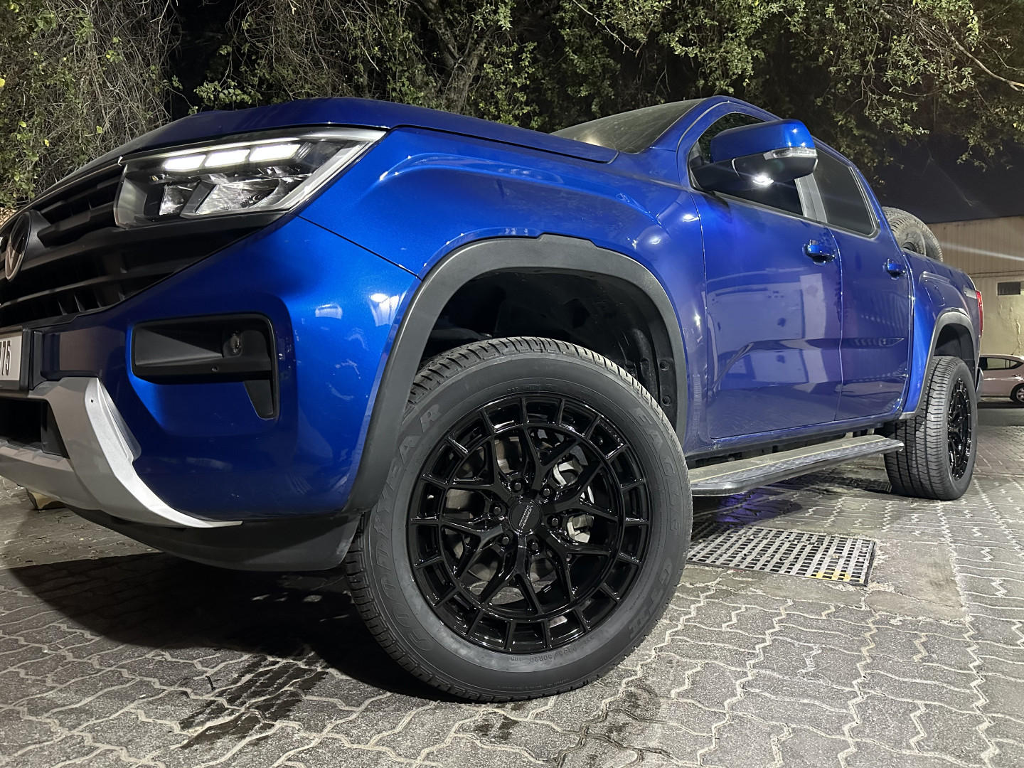 2023 VOLKSWAGEN AMAROK gallery image 3