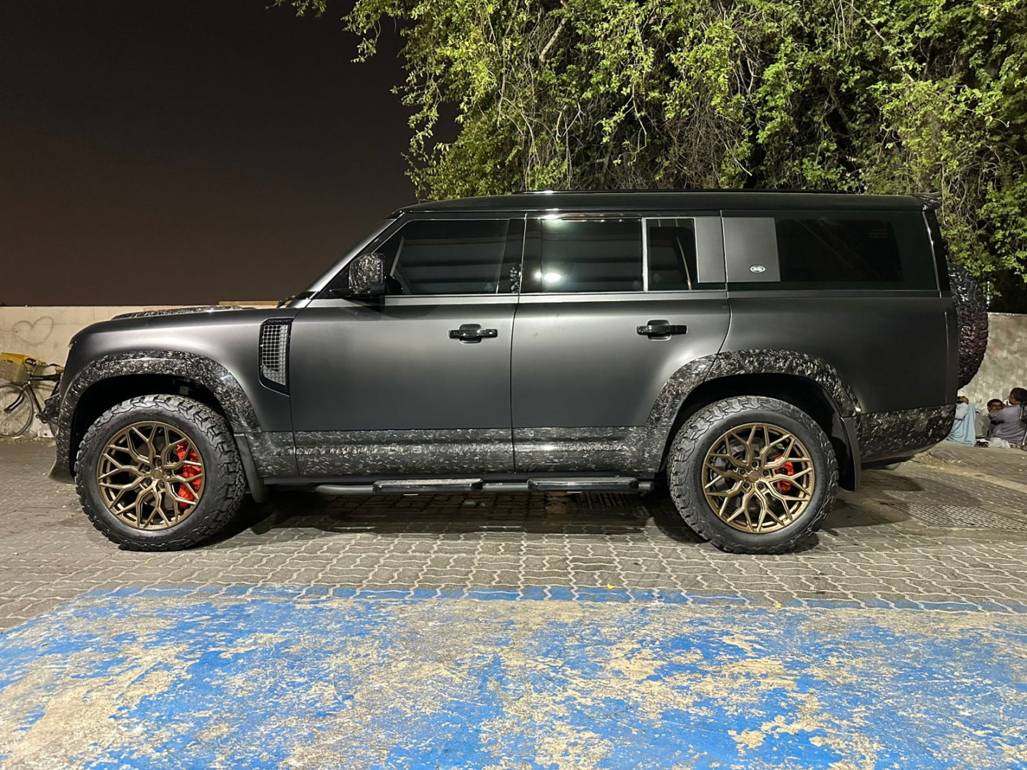 2025 LAND ROVER DEFENDER gallery image 4