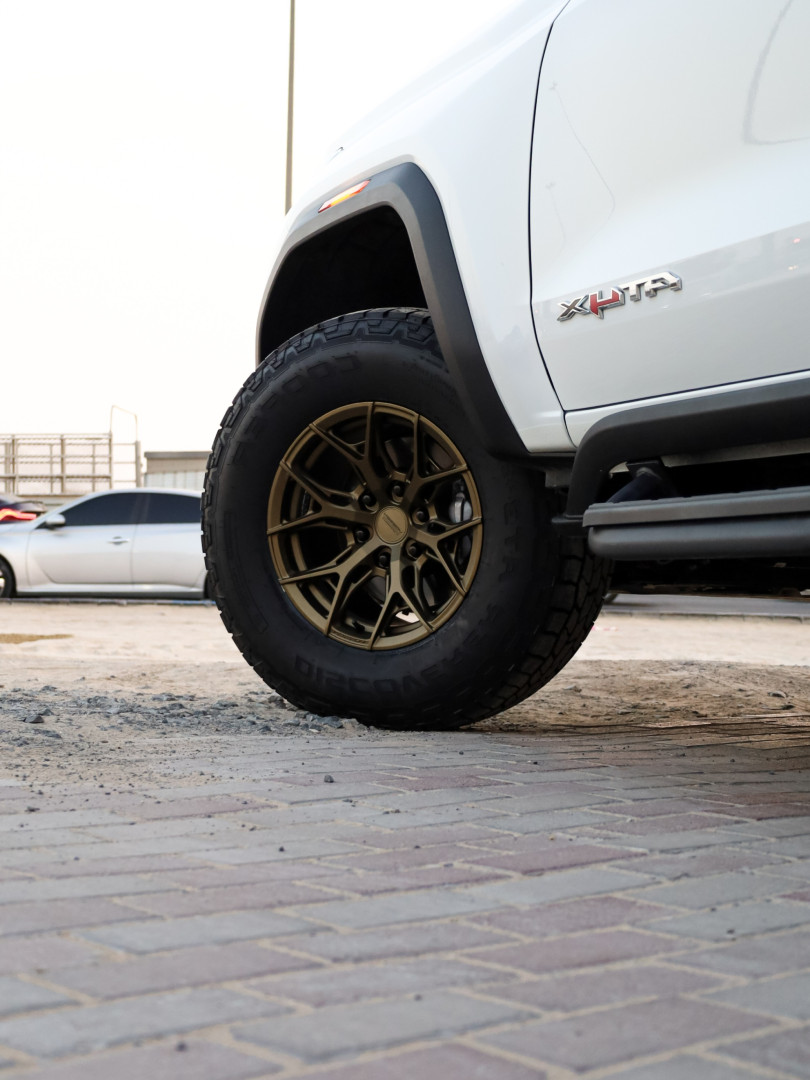 2025 GMC CANYON gallery image 5