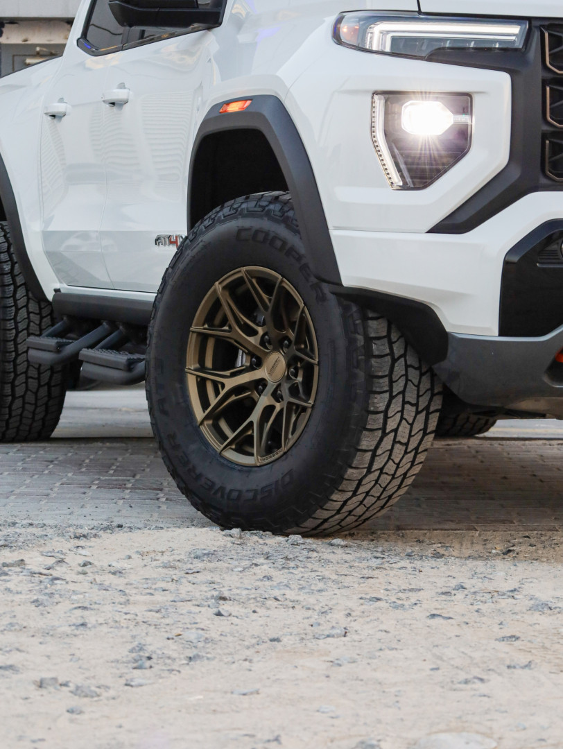 2025 GMC CANYON gallery image 2