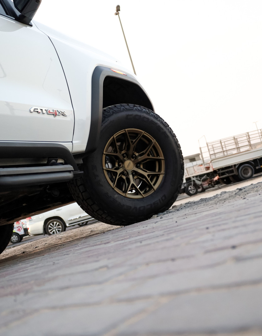 2025 GMC CANYON gallery image 6