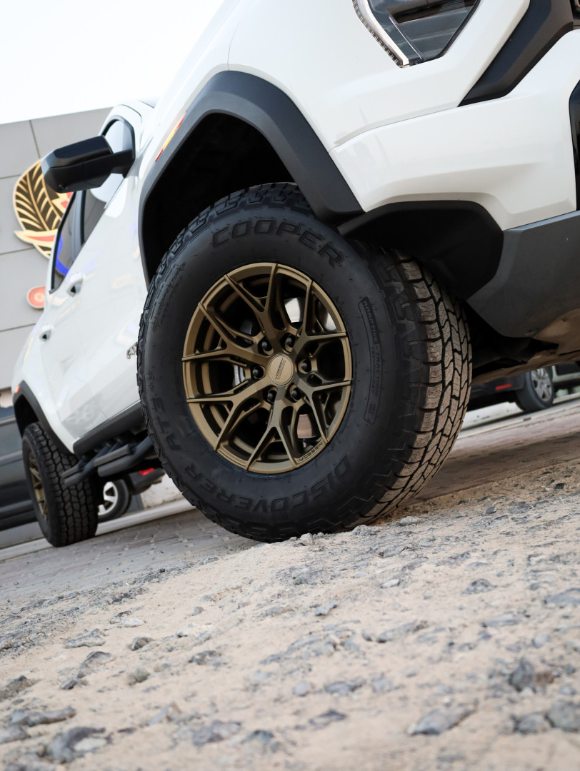 2025 GMC CANYON gallery image 3