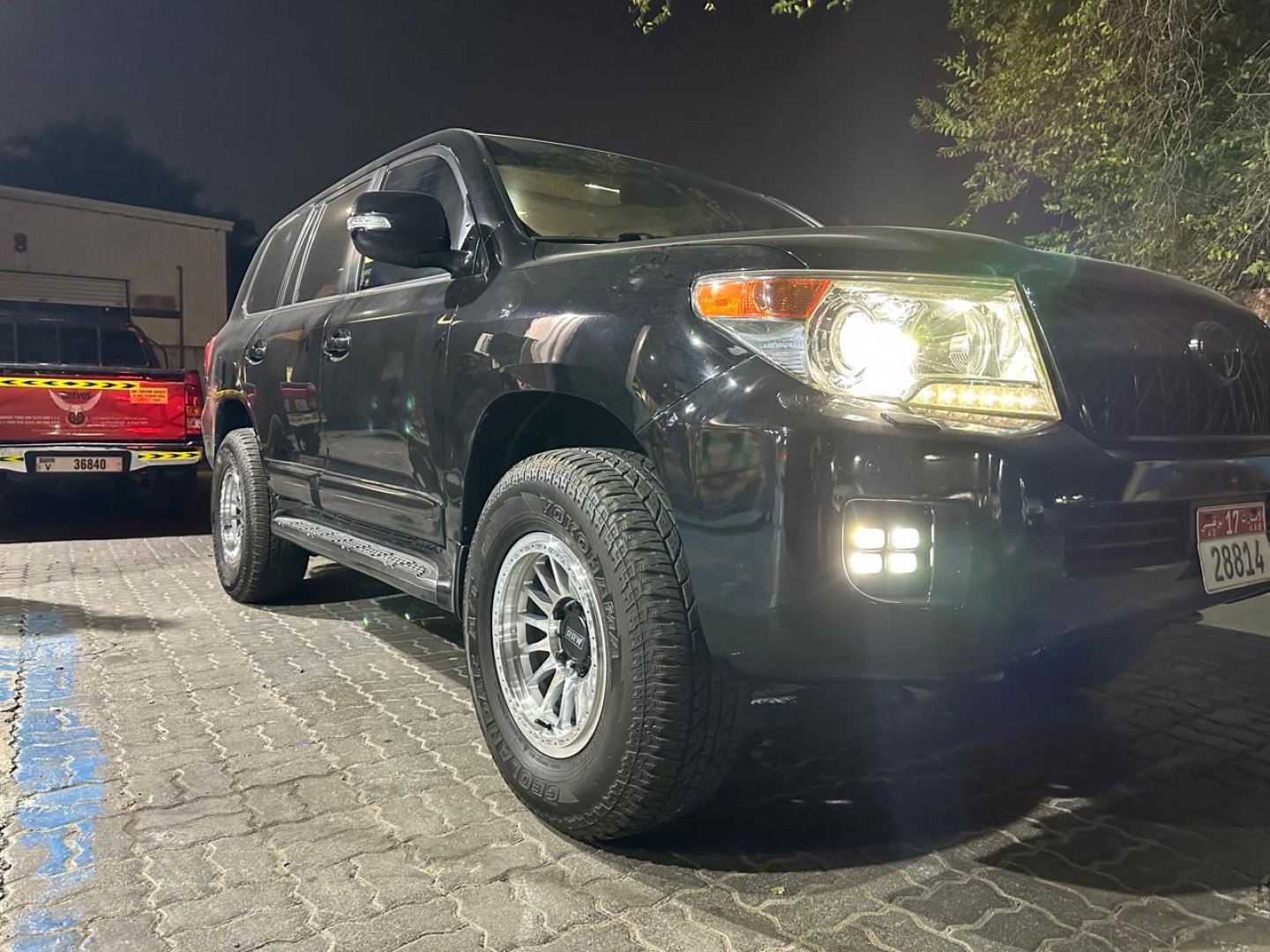 2012 TOYOTA LAND CRUISER 200 fitted with Relations Race Wheels RR7-H MACHINE FACE Wheel