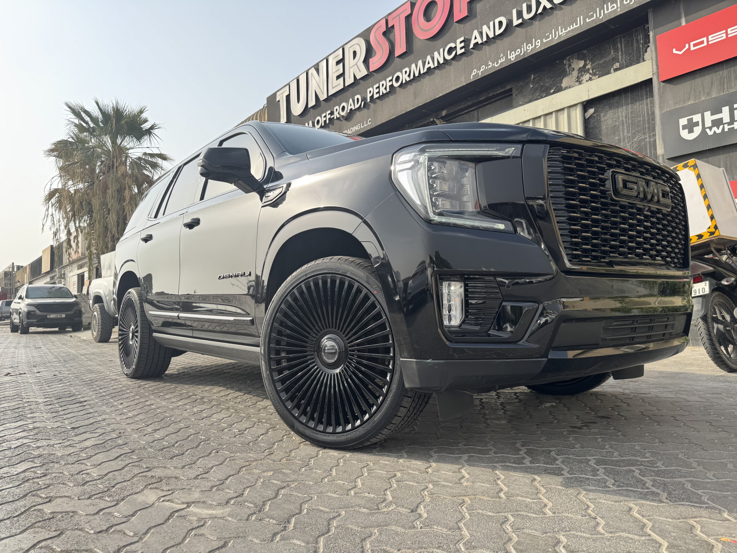 2024 GMC YUKON fitted with Designer LX-02 Brushed Silver Wheel