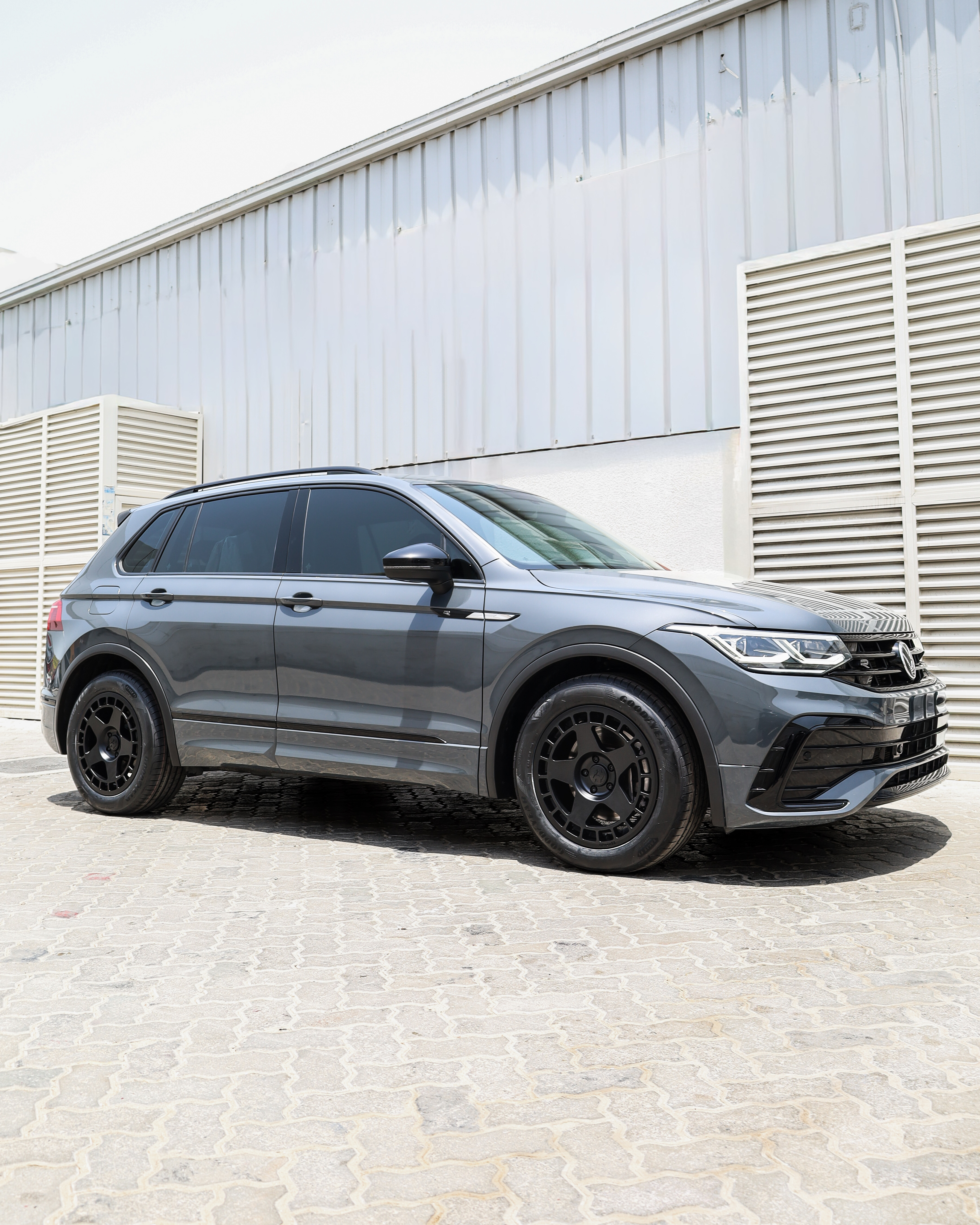 2023 VOLKSWAGEN TIGUAN gallery image 2