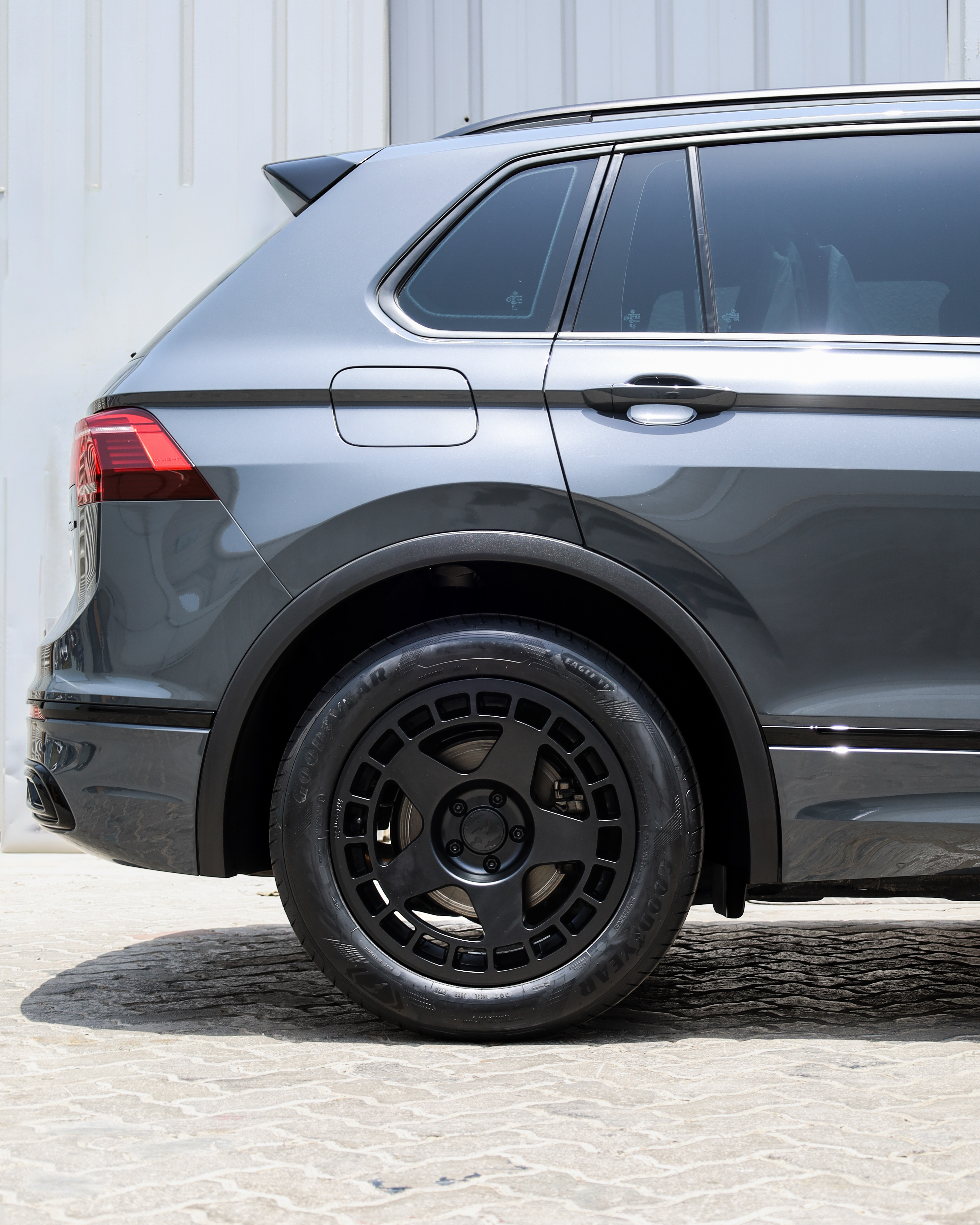 2023 VOLKSWAGEN TIGUAN gallery image 3