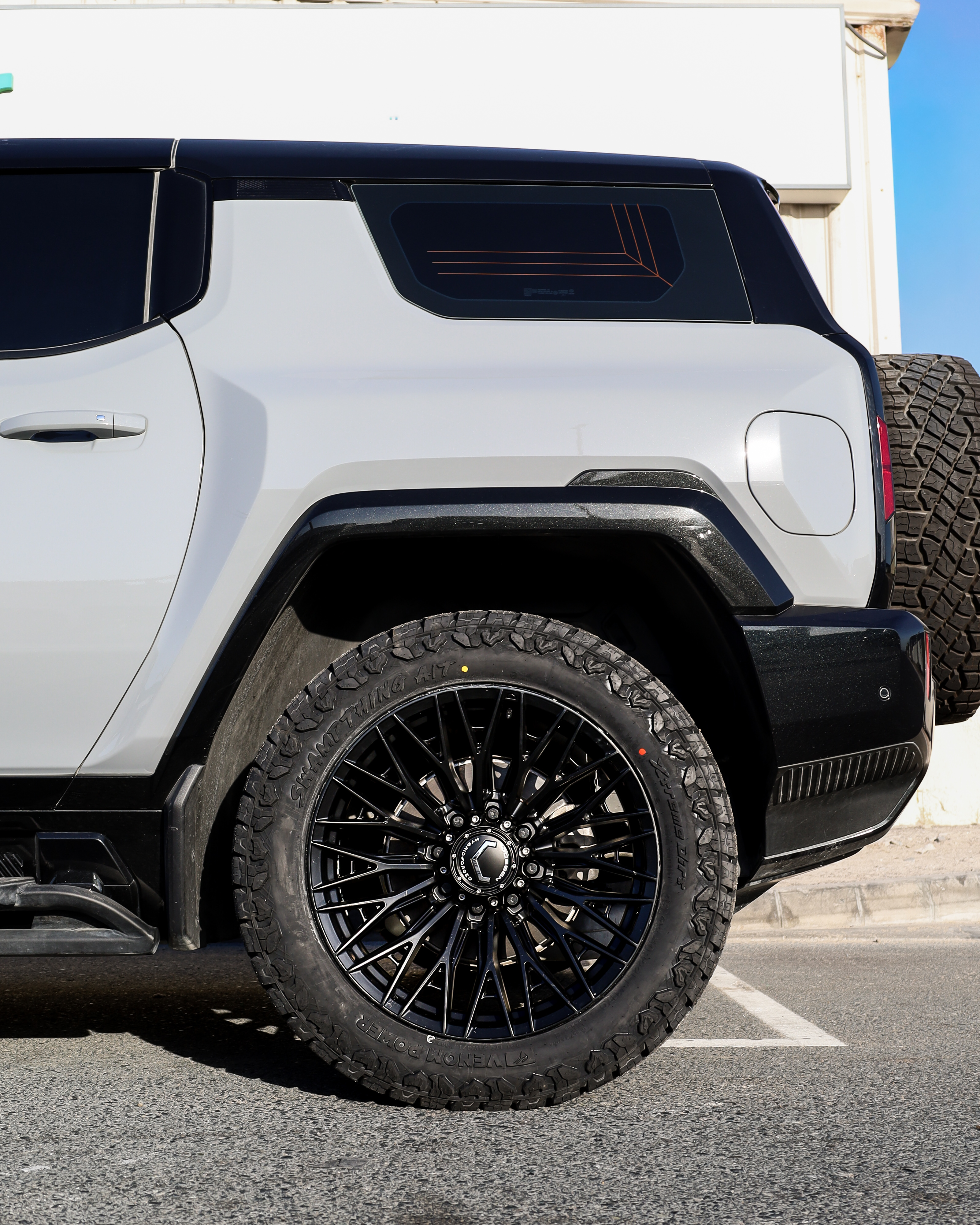 2025 GMC HUMMER EV gallery image 3