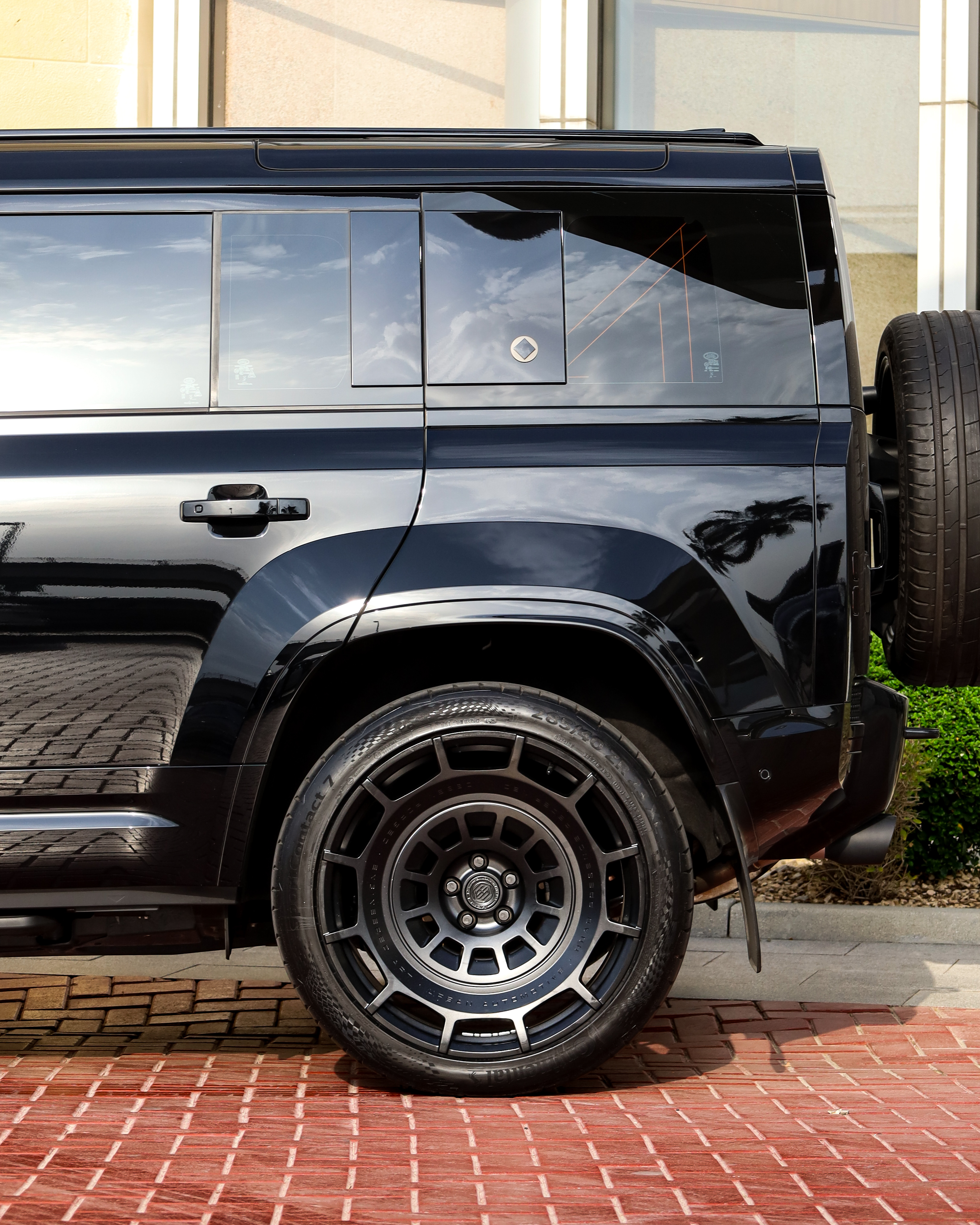 2025 LAND ROVER DEFENDER gallery image 5