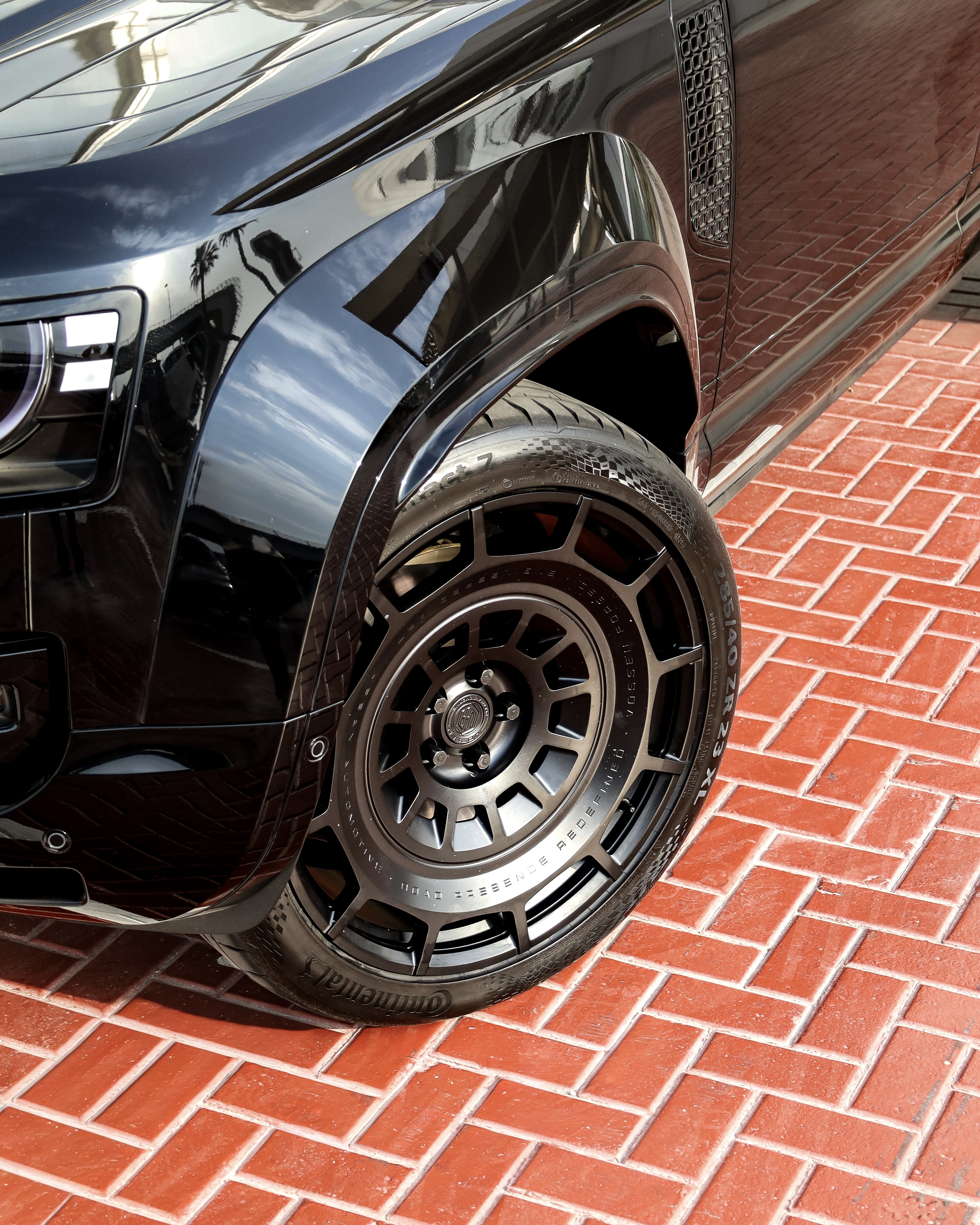 2025 LAND ROVER DEFENDER gallery image 7