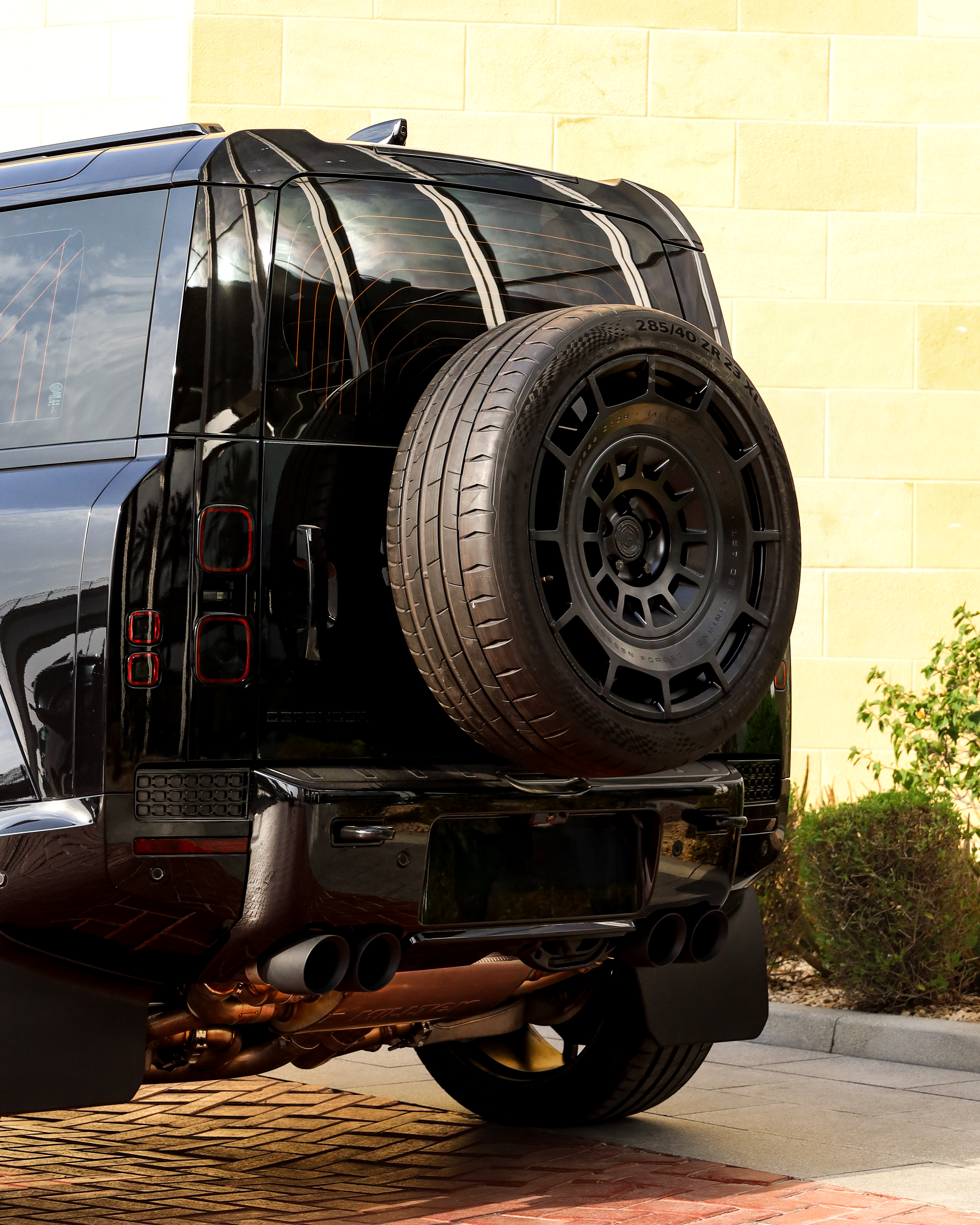 2025 LAND ROVER DEFENDER gallery image 8
