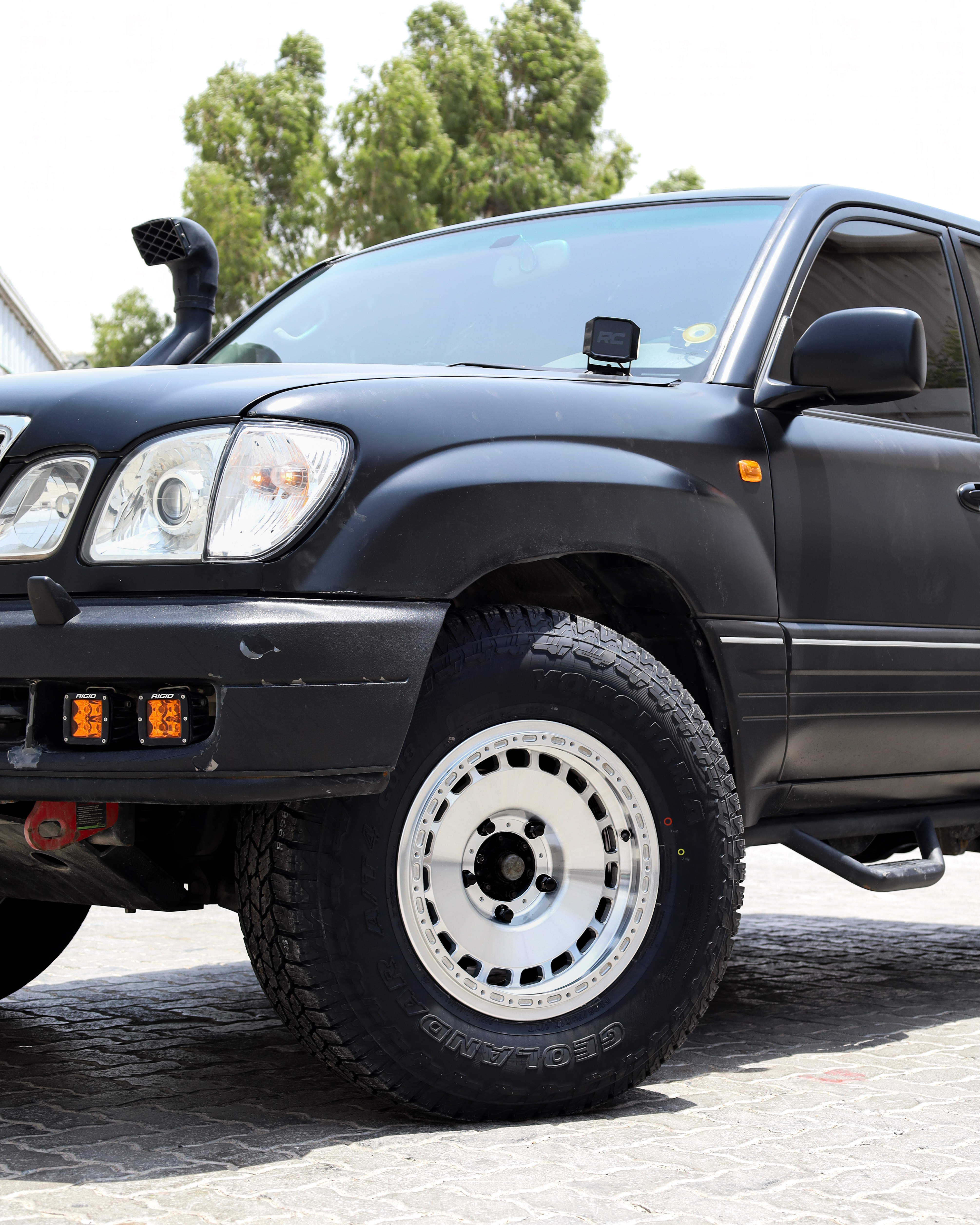 2004 LEXUS LX470 gallery image 2