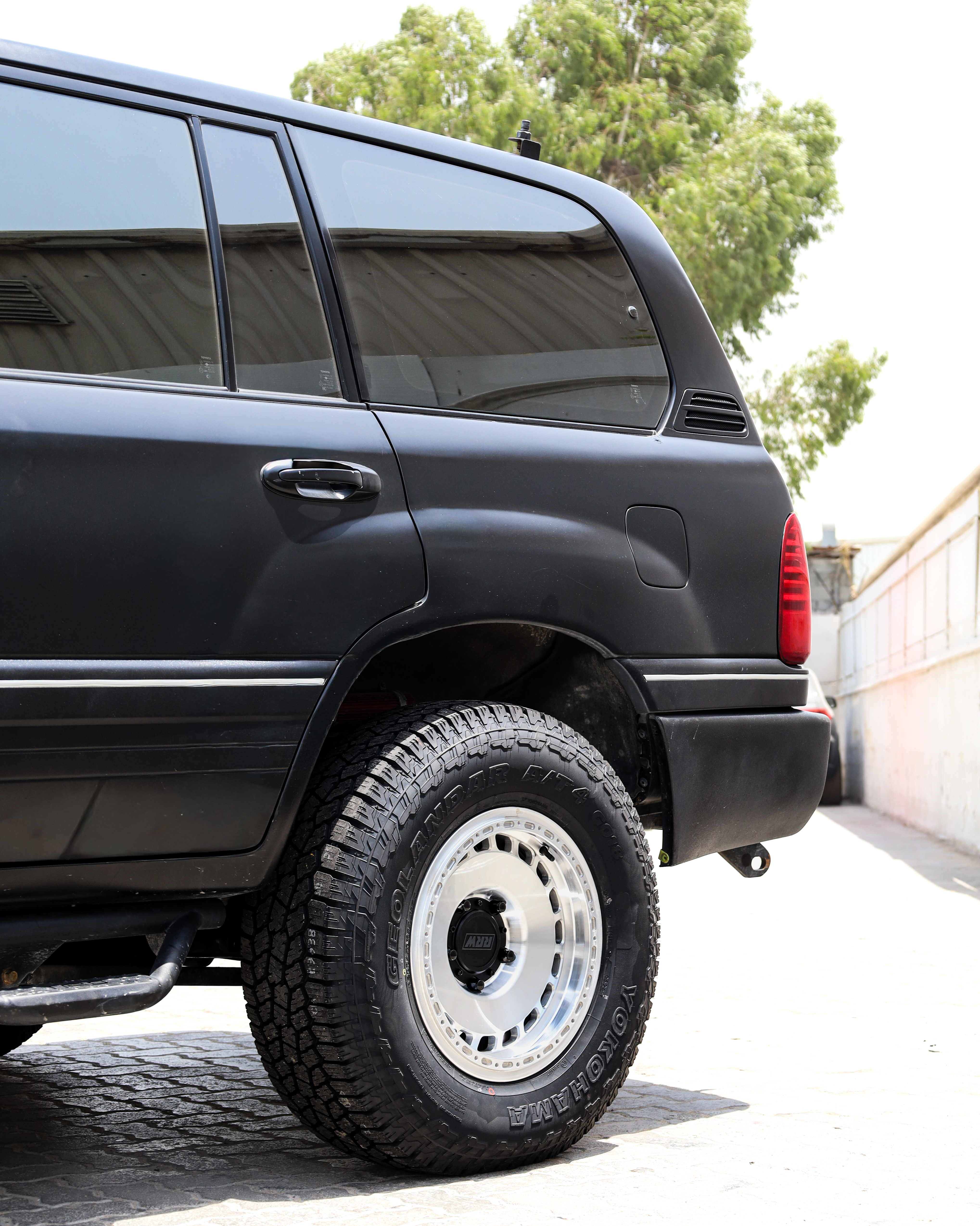 2004 LEXUS LX470 gallery image 3