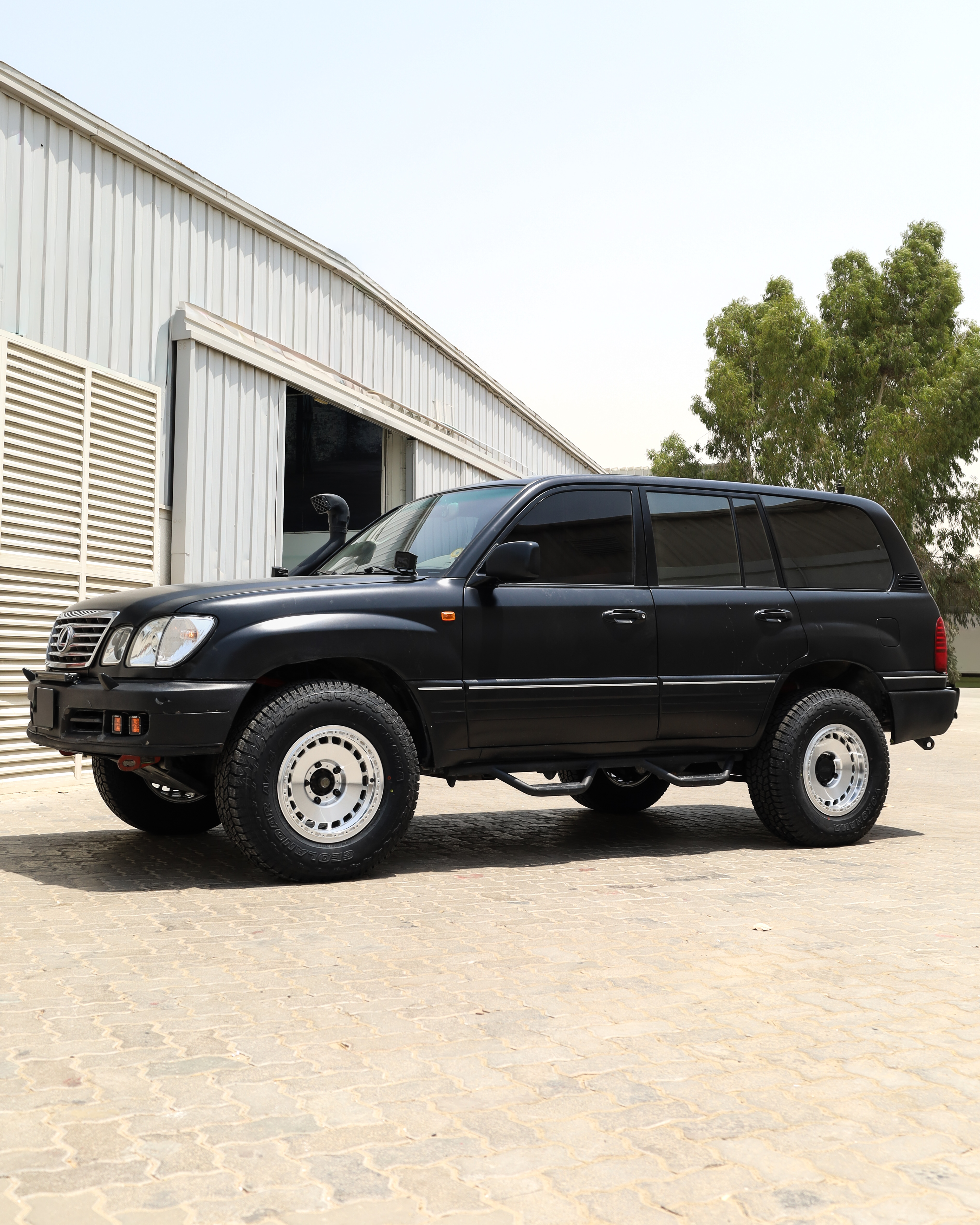 2004 LEXUS LX470 gallery image 4