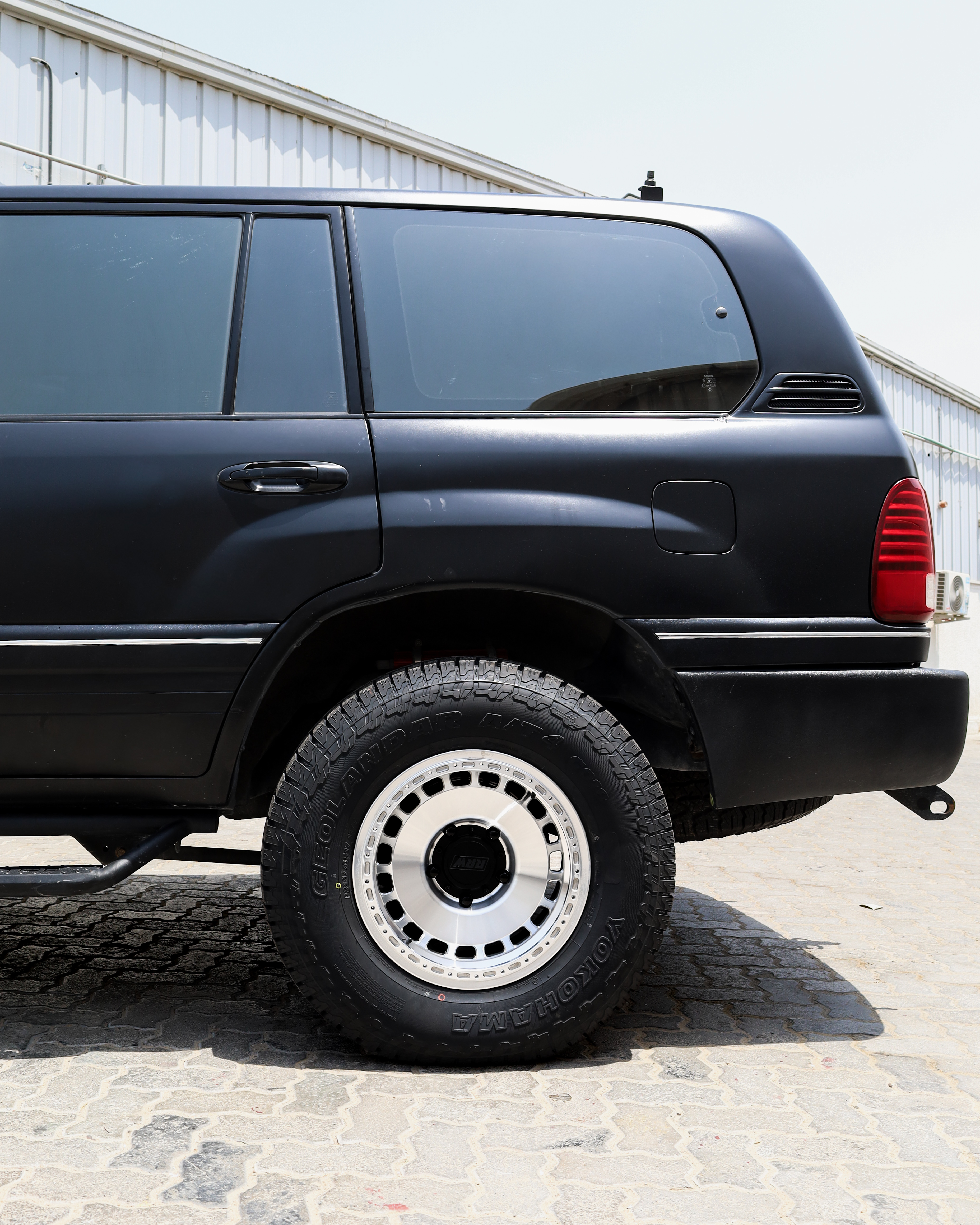2004 LEXUS LX470 gallery image 5