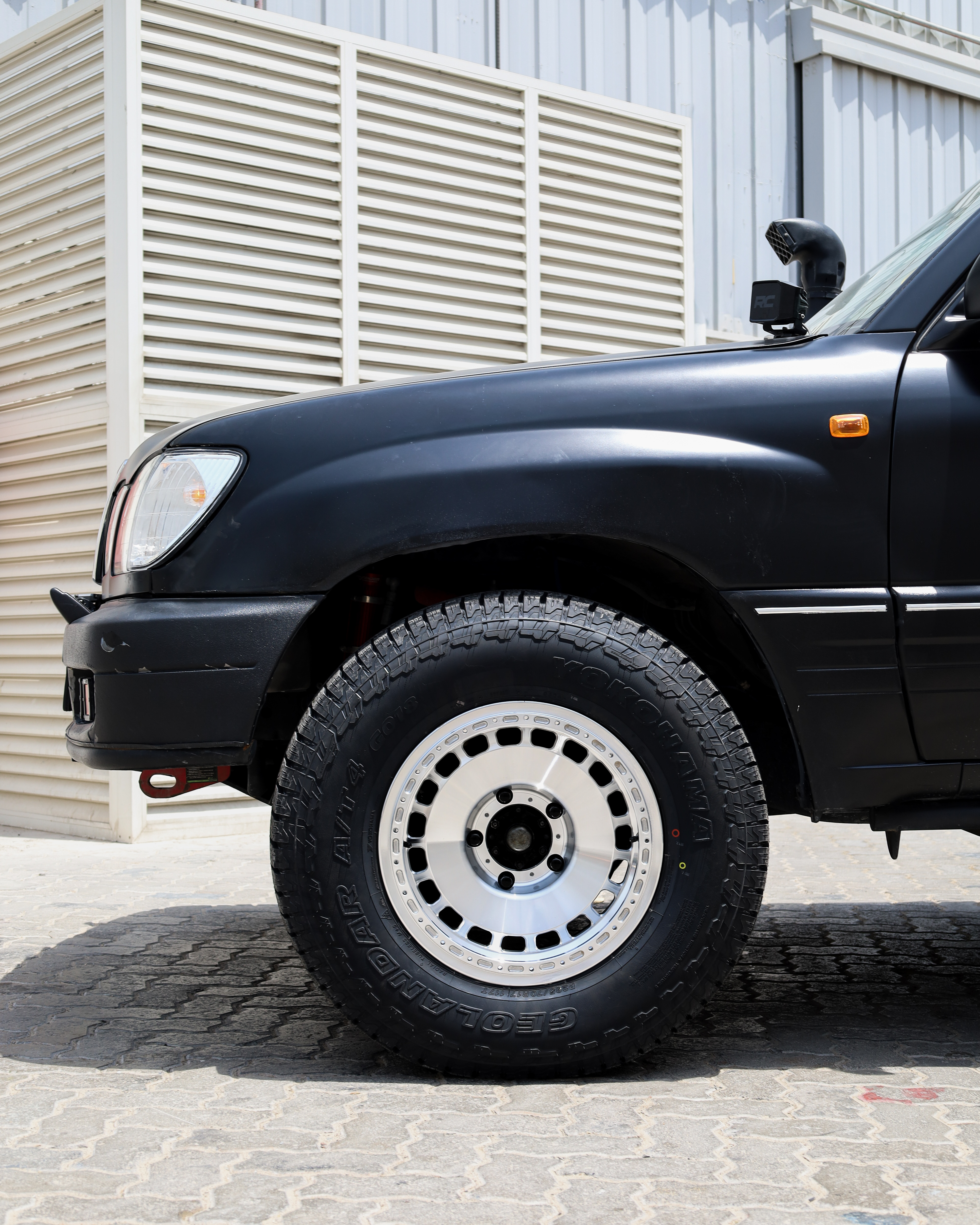 2004 LEXUS LX470 gallery image 6