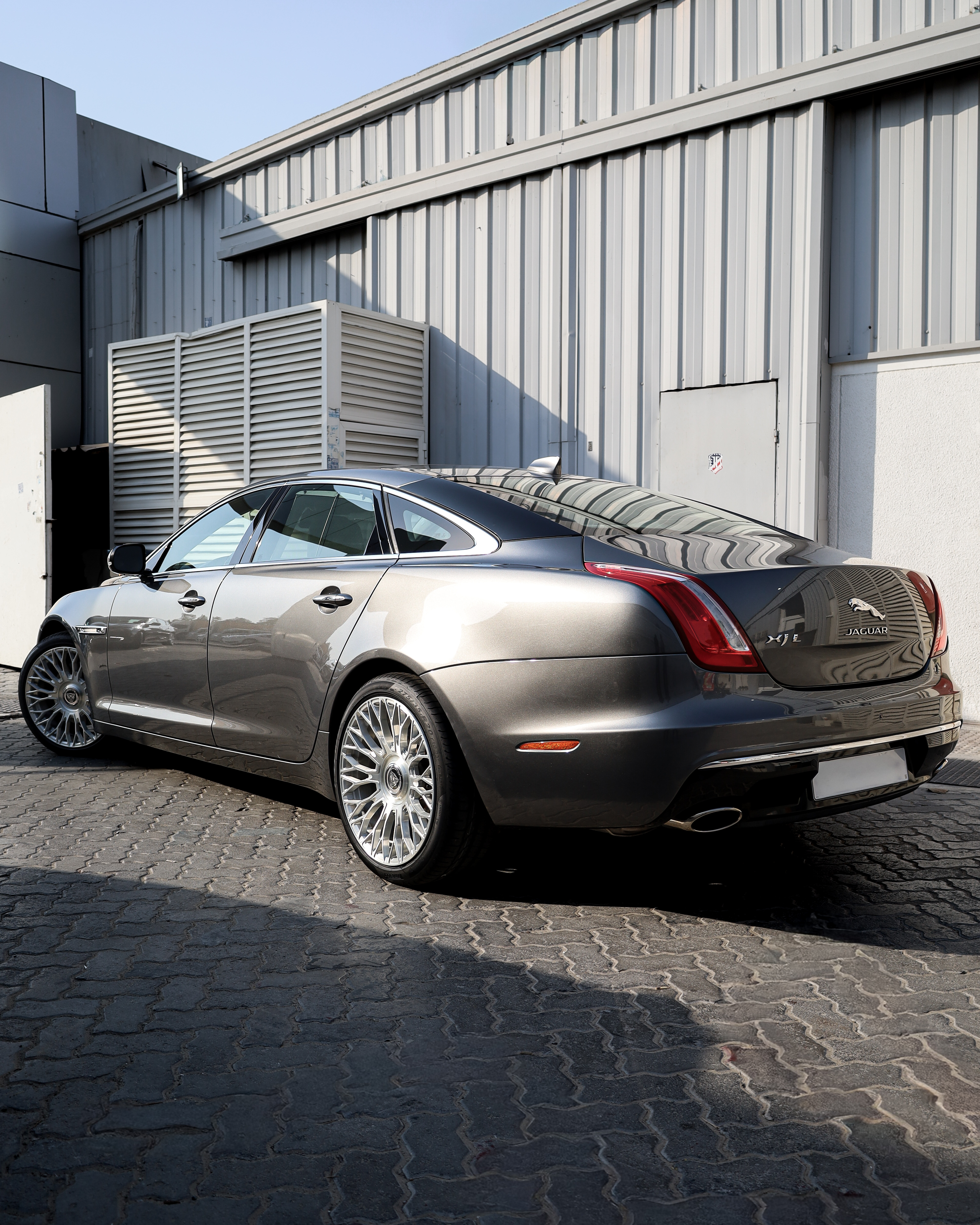 2017 JAGUAR XJL gallery image 2