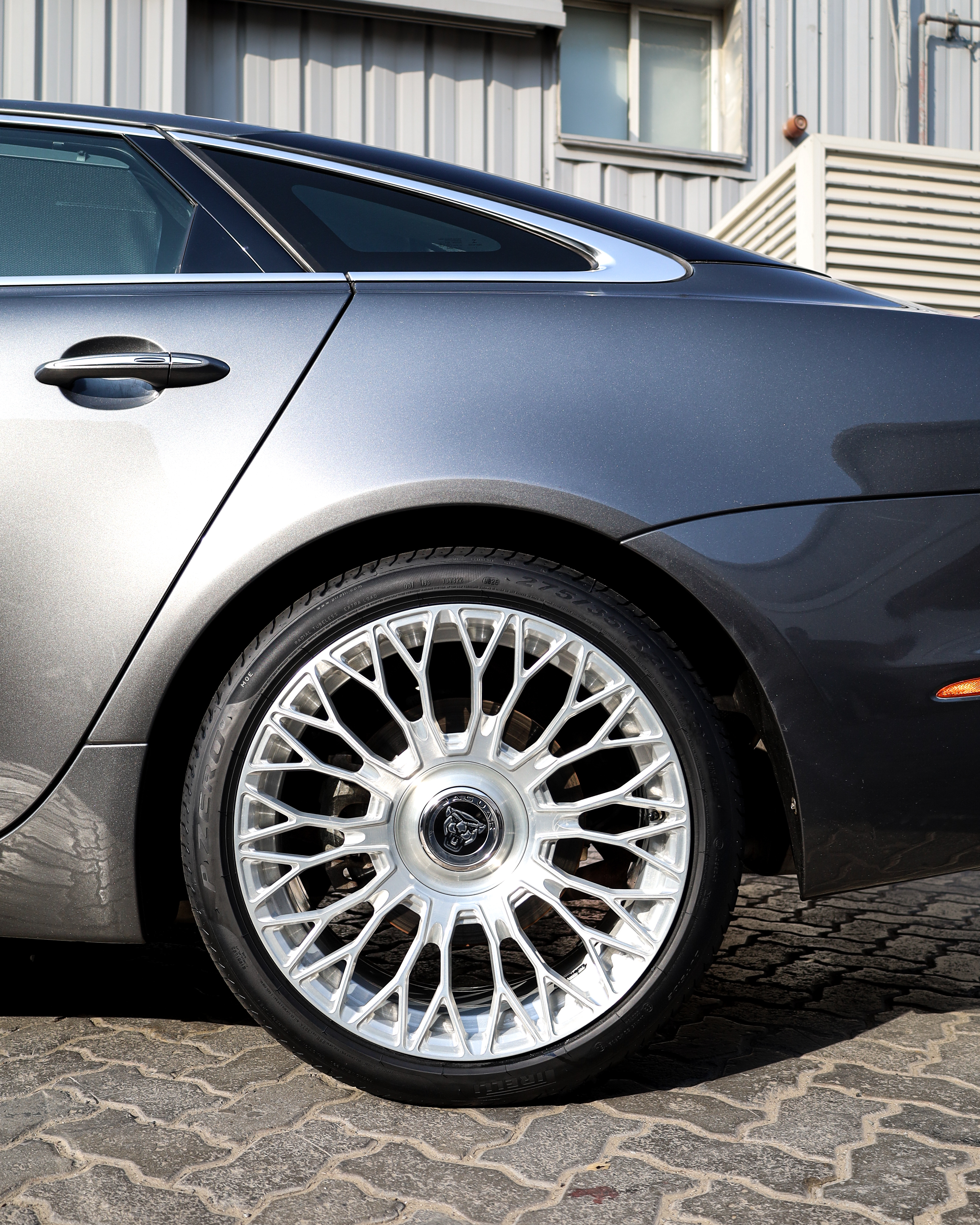 2017 JAGUAR XJL gallery image 5