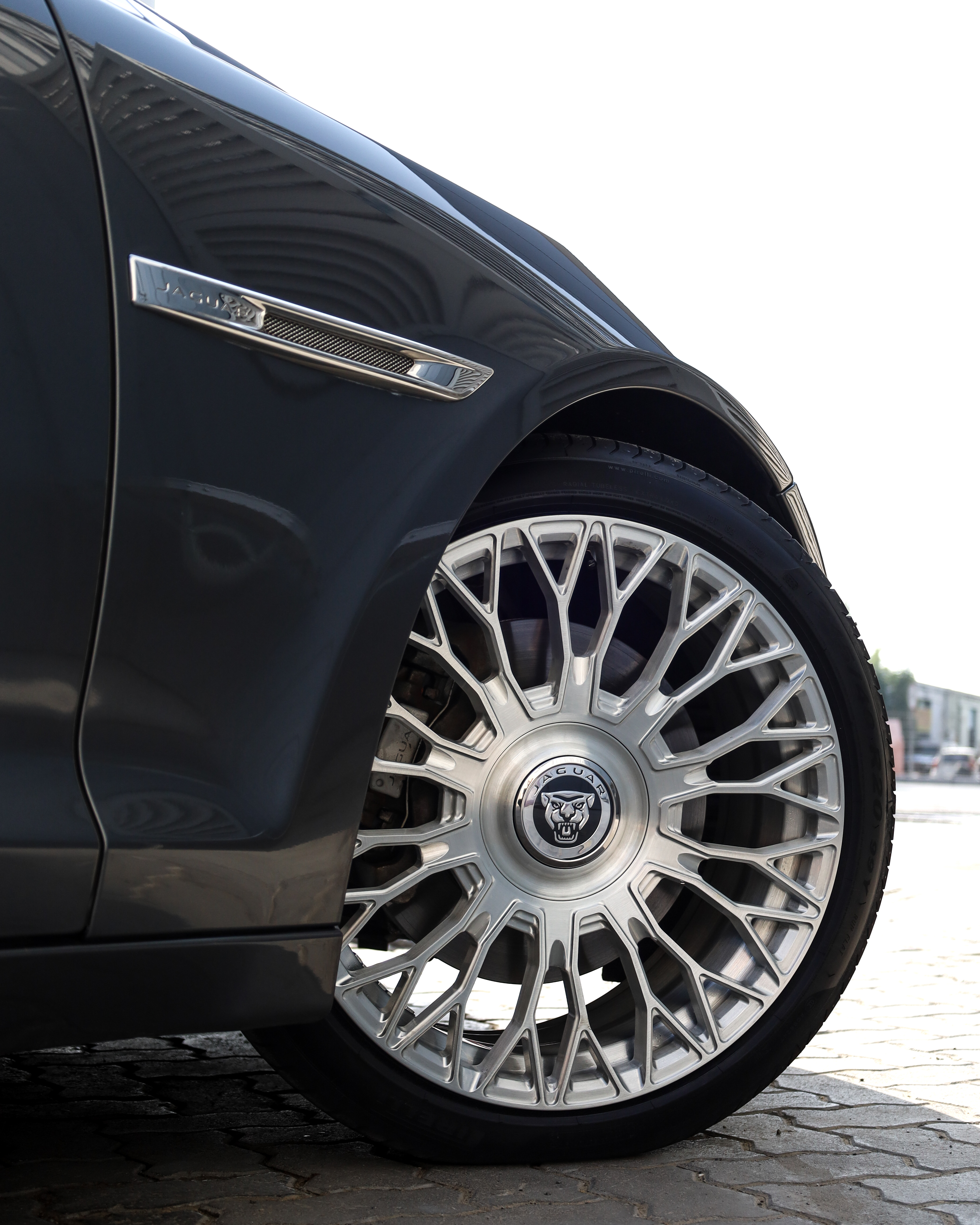 2017 JAGUAR XJL gallery image 8