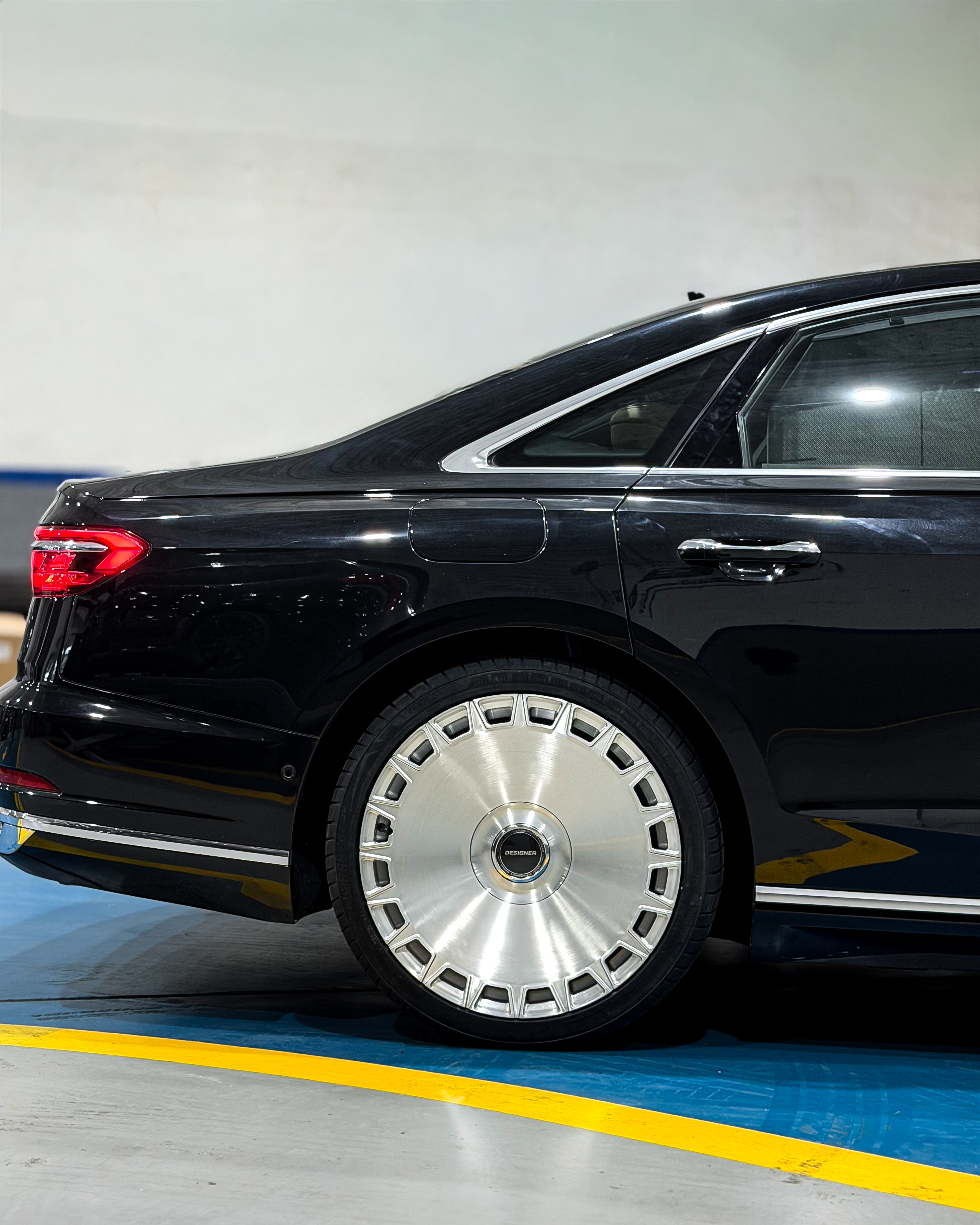 2019 AUDI A8L gallery image 7