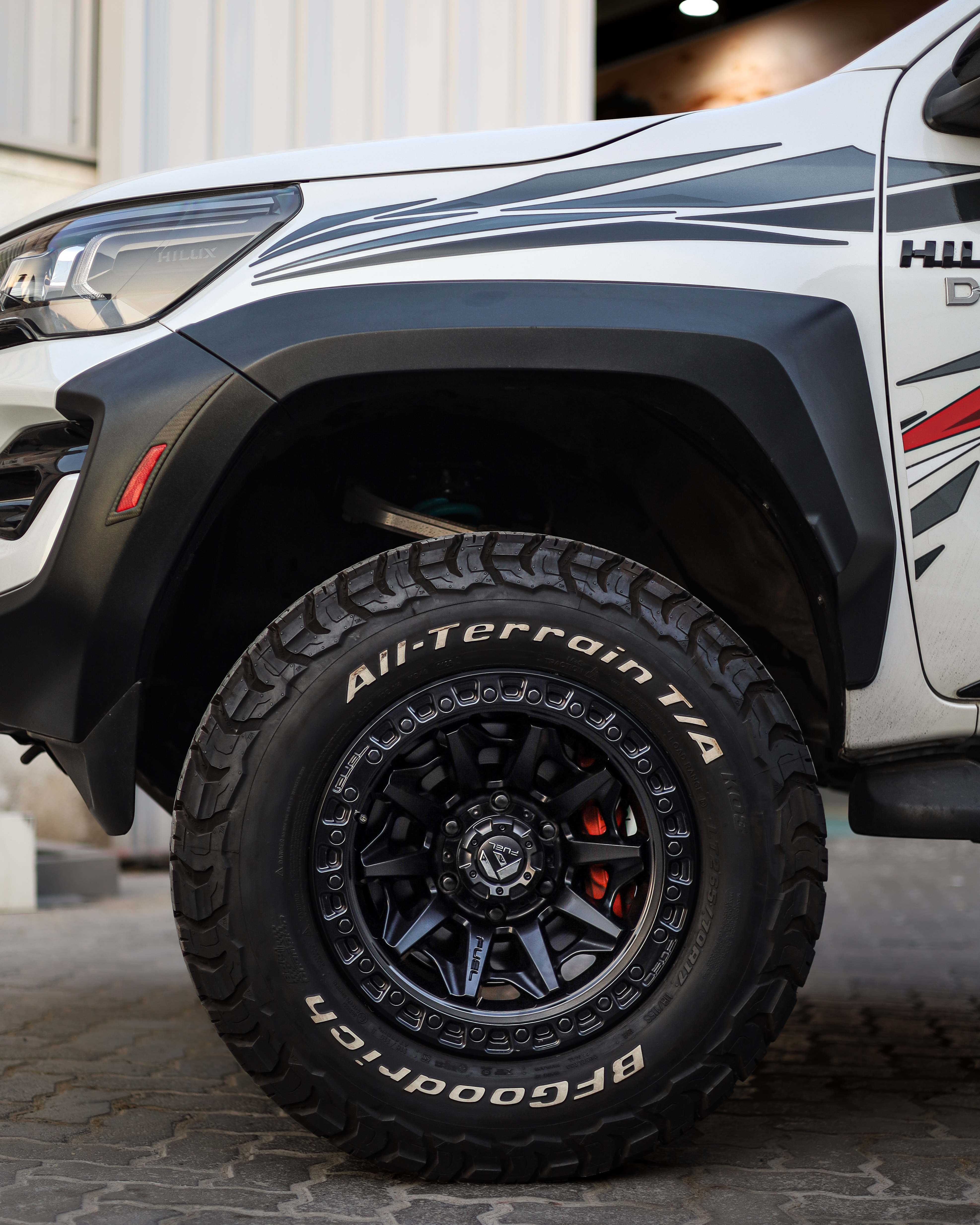 2025 TOYOTA HILUX gallery image 3