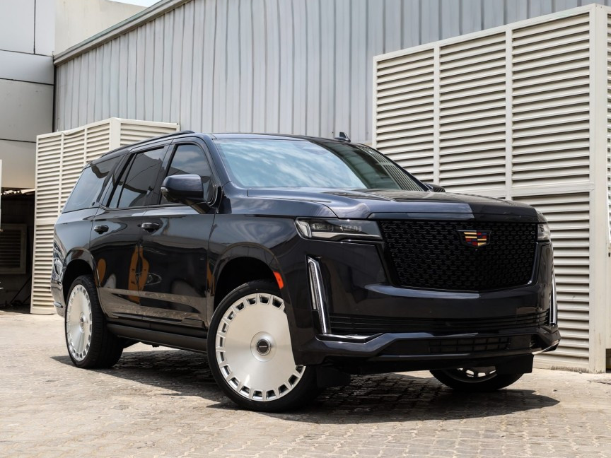 2026 CADILLAC ESCALADE fitted with Designer LX-06 Brushed Silver Wheel