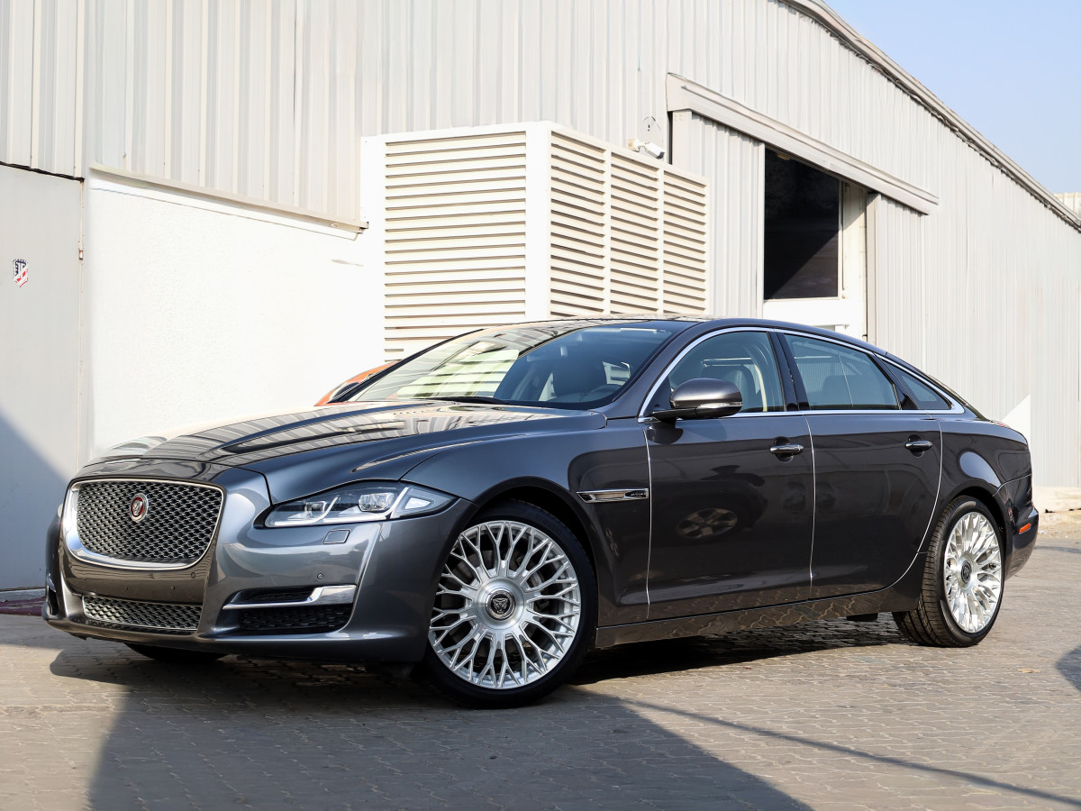 2017 JAGUAR XJL fitted with Designer LX-04 Brushed Silver Wheel