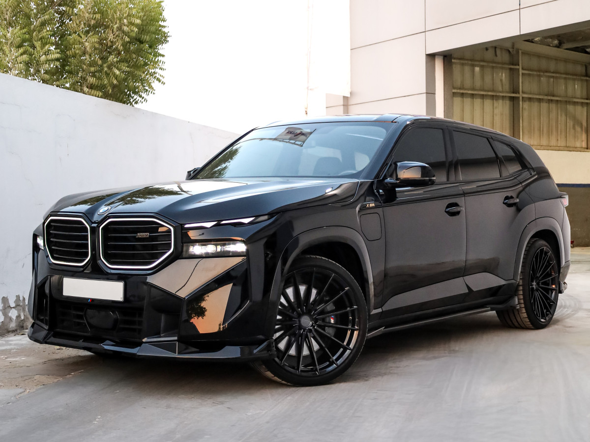 2023 BMW XM fitted with Vossen HFX-4 (5 Lug) Silver Polished Wheel